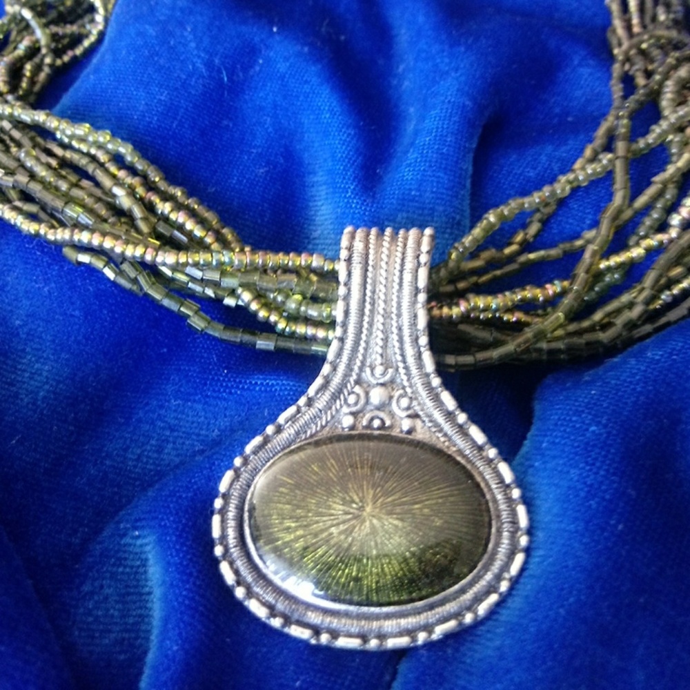 GREEN BEADED AND PENDANT NECKLACE